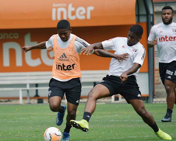 Os atletas que não participaram dos 90 minutos contra os argentinos disputaram um coletivo com a presença dos atletas do sub-20.