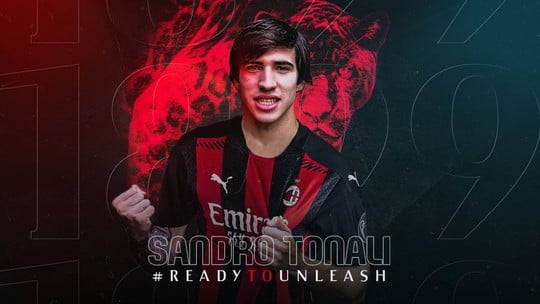 FECHADO: O Milan anunciou a contratação do volante Sandro Tonali, que estava no Brescia. O jogador de 20 anos, apontando como uma das maiores promessas do futebol italiano, foi contratado por empréstimo de uma temporada e opção de compra ao final do vínculo.