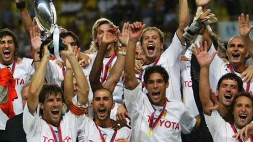2004 - O Porto voltaria a perder uma final no ano seguinte: 2 a 1 para o Valencia.