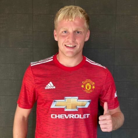 FECHADO: O meia Van de Beek ganhou moral apòs o ex-goleiro e ídolo do Ajax, Van Der Sar, hoje dirigente do clube, pedir à torcida holandesa, que apoie o jogador, que acertou com o Manchester United.