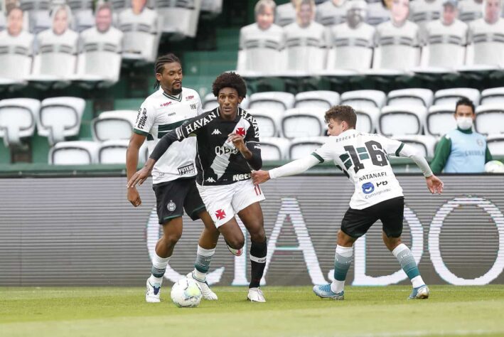 Neste sábado, 16, o Vasco foi derrotado pelo Coritiba por 1 a 0, em São Januário, em partida válida 30ª rodada do Brasileirão. Os visitantes fizeram o único gol do jogo após a expulsão do lateral Henrique, do Vasco, no fim do primeiro tempo. Confira as notas!