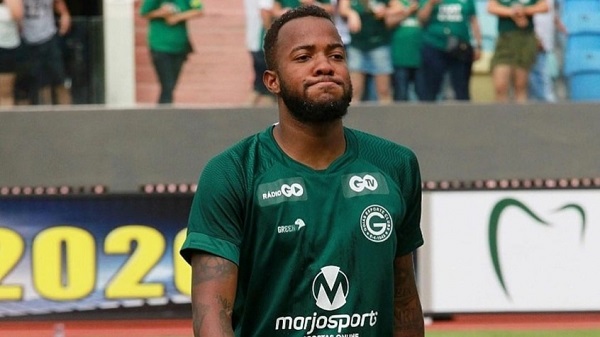 Logo em seguida, em 73º, temos o Goiás. A equipe verde e branca possui a sua própria fornecedora de material, a Green. Uma camisa custa 45 dólares, o que dá 199 reais.