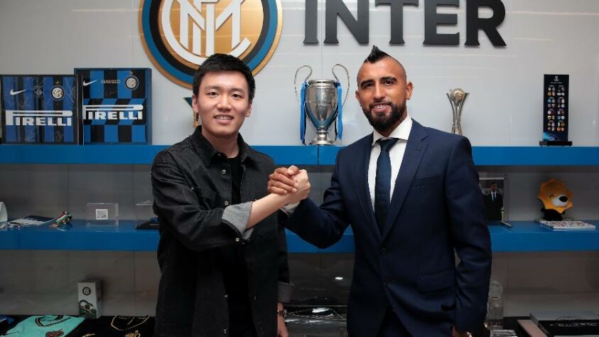 FECHADO: Arturo Vidal assinou contrato e foi anunciado oficialmente como novo reforço para a temporada da Inter de Milão através das redes sociais do clube. O chileno acordou um vínculo por dois anos com a nova equipe, enquanto os italianos pagaram apenas um milhão de euros (R$ 6 milhões) em variáveis.