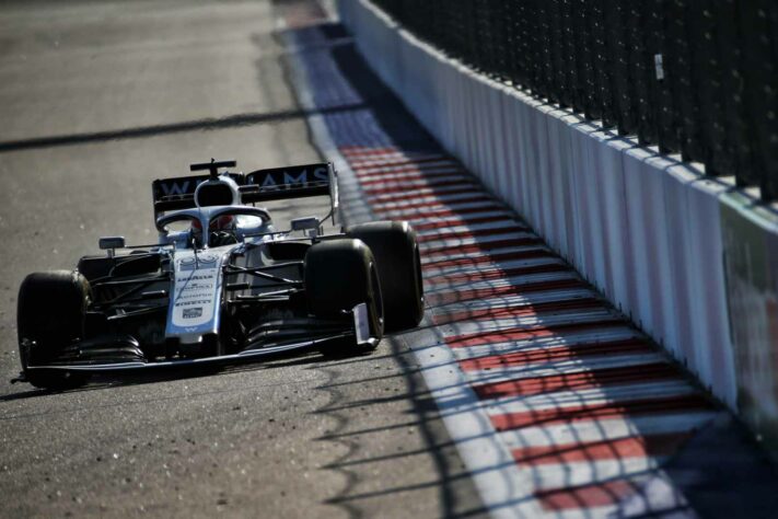 George Russell acelera no veloz circuito russo de Sóchi