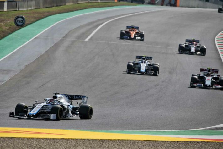 As muitas disputas do pelotão no início da corrida