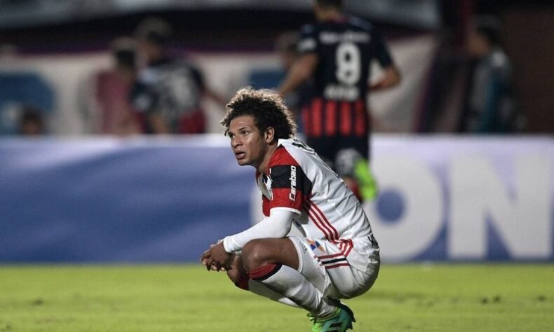 Mais uma vez chegando à rodada final em uma situação confortável, o Flamengo viu a única de nove combinações que o eliminava acontecer. E, novamente, com gol nos acréscimos. Com um gol aos 46 do segundo tempo, o San Lorenzo venceu o Rubro-Negro de virada e decretou a terceira eliminação consecutiva na fase de grupos.