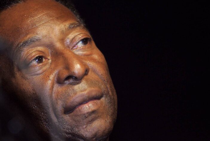 Pelé atualmente está internado se recuperando de uma infecção respiratória. Na última sexta-feira (9), durante o jogo do Brasil e Croácia, uma página do Instagram publicou uma fake news sobre a morte do Rei. O Hospital Albert Einstein negou o falecimento do paciente e o assessor do ex-camisa 10 brasileiro, Joe Fraga, lamentou a criação de boatos. 