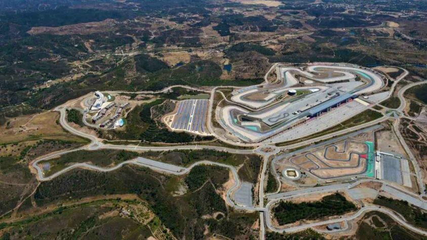 Após 24 anos de ausência, a Fórmula 1 realiza um GP em Portugal. O autódromo do Algarve recebe a categoria. Nesta galeria, separamos alguns dos momentos mais marcantes da F1 no país
