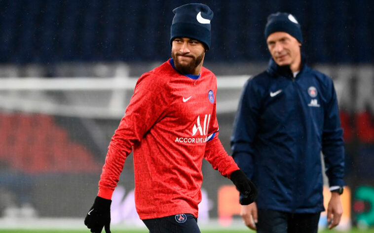 ESQUENTOU - Neymar quer seguir jogando no Paris Saint-Germain, segundo o jornalista Hadrien Grenier, do "Le10sport". O brasileiro teria comunicado o clube através de seus representantes e pesquisou nomes de outros atletas para tornar o time ainda mais forte e competitivo nas próximas temporadas.