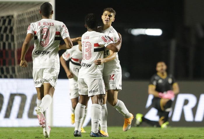 3º colocado – São Paulo (37 pontos) – 33% de chances de título; 90.9% para vaga na Libertadores (G6); 0.005% de chance de rebaixamento. (Com três jogos a menos no Brasileirão)