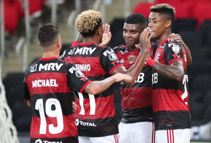 Com uma equipe alternativa, o Flamengo não encontrou dificuldades para vencer o Junior Barranquilla por 3 a 1 nesta quarta, no Maracanã, encerrando a fase de grupos em primeiro lugar da chave. Confira as notas do Lance! (Por Matheus Dantas - matheusdantas@lancenet.com.br)