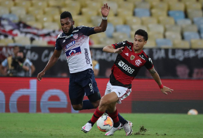 JUNIOR BARRANQUILLA - SOBE: A única jogada bem trabalhada do time colombiano foi justamente o gol marcado por Téo Gutiérrez, com destaque para o contra-ataque puxado e o passe de Fuentes | DESCE: A postura da equipe de Luís Perea, do apito inicial até o fim do jogo, não mudou: deixou o Flamengo jogar e não pressionou, em nenhum momento, o rival. Um time sem gana que tornou-se um rival fácil de ser batido.