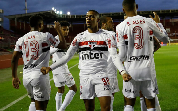 Em partida válida pela segunda fase da Copa Sul-Americana, o São Paulo não jogou bem na Argentina, pecou pela falta de atenção nos minutos finais e perdeu para o Lanús por 3 a 2. O jogo de volta, no Morumbi, é na próxima quarta-feira (4). Veja as notas do LANCE! para o São Paulo na partida. (Por Redação do LANCE!)