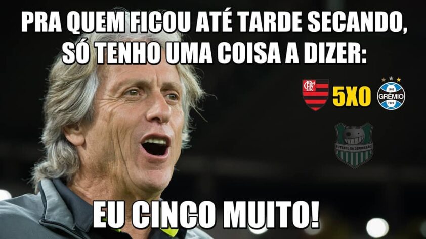 Há 1 ano o Flamengo atropelava o Grêmio por 5 a 0 e se classificava para final da Libertadores da América contra o River Plate. Em comemoração a data, os rubro-negros estão subindo a hashtag #CincumDay nas redes sociais, com diversas provocações ao tricolor e ao técnico Renato Gaúcho. Entrando no clima, resolvemos relembrar como foram as zoações após aquela partida histórica no Maracanã. Veja na galeria! (Por Humor Esportivo)