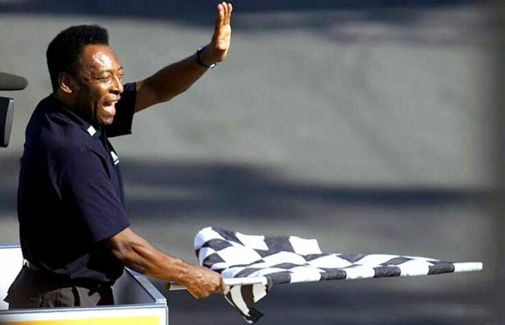 Pelé afirma que foi distraído pelo diretor de prova no momento em que Michael Schumacher cruzou a linha de chegada para vencer em Interlagos.