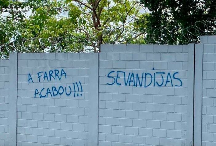 21.11.19 - Impacientes, torcedores do Cruzeiro picham muro do CT. O uso da palavra "sevandijas" chamou a atenção. O termo quer dizer "pessoa que vive à custa de outrem, parasita".
