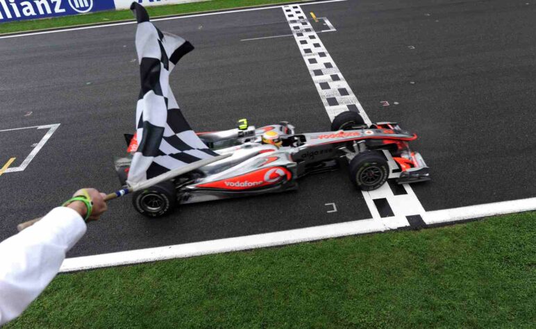14 - Em uma corrida com pista molhada e seca, Lewis Hamilton mostrou o talento para vencer em Spa-Francorchamps e entrar na briga pelo título 