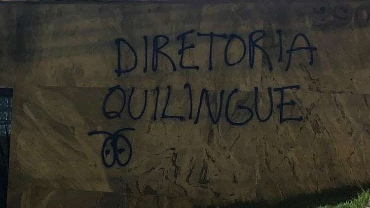 26.11.19 - Novo protesto rebuscado: a sede do Cruzeiro apareceu pichada com o termo "quilingue" (que diz respeito à corrupção, desonestidade).