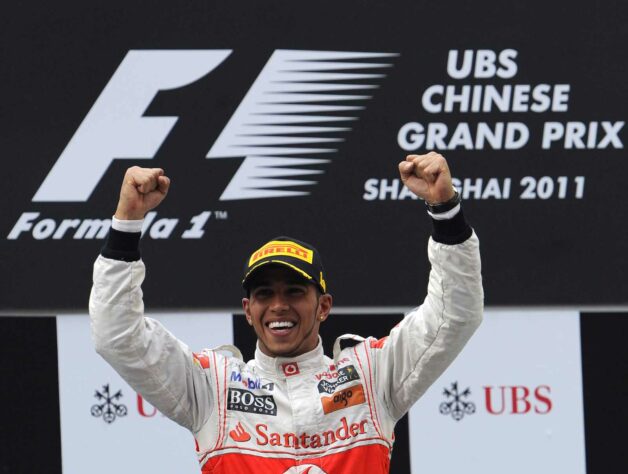 15 - Lewis Hamilton usou o Kers para ultrapassar Sebastian Vettel e conquistou o GP da China de 2011