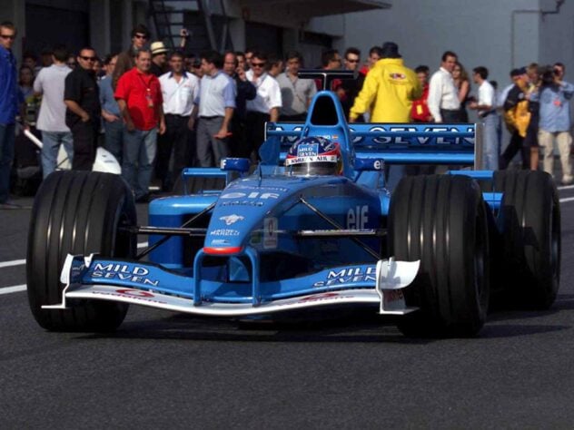 Alonso eventualmente assinou com a Minardi para estrear na F1, mas foi contratado como piloto de testes da Renault no ano seguinte e passou a ser titular em 2003