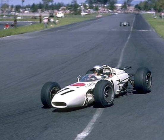 A primeira vitória da Honda na Fórmula 1 chegou no GP do México de 1965, com um carro comandado por Richie Ginther