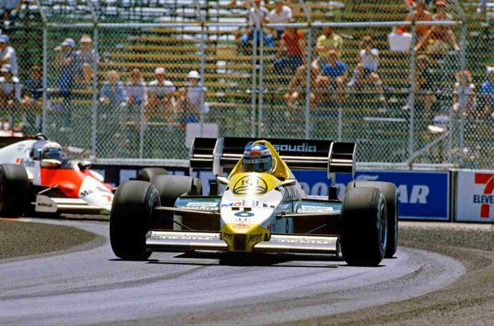 A primeira vitória da Williams com motores Honda foi no caótico e desgastante GP de Dallas, nos Estados Unidos, em 1984. Os propulsores da fabricante japonesa aguentaram o forte calor na travada pista americana