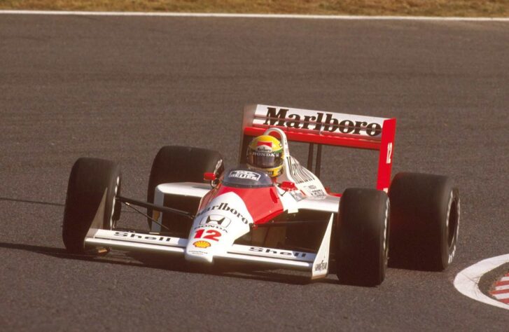 O primeiro título de Ayrton Senna foi na casa da Honda, no Japão. O brasileiro largou mal, recuperou-se e venceu a prova de maneira espetacular