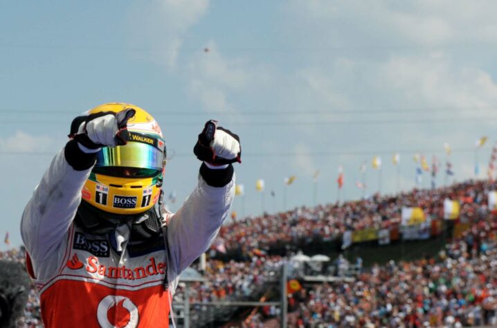 19 - Lewis Hamilton segurou a dupla da Lotus para vencer o GP da Hungria e ainda manter-se na briga pelo título. O sonho, no entanto, durou pouco