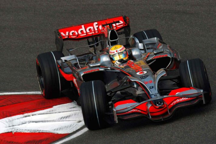 Em 2008, Lewis faturou o primeiro título na F1 com o McLaren MP4/23. Foram cinco vitórias na apertada disputa contra Felipe Massa