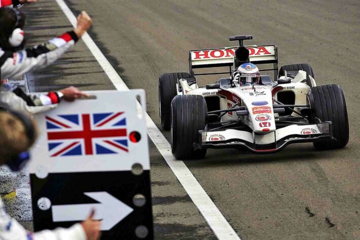 O caótico GP da Hungria de 2006 viu uma excelente prova de recuperação de Jenson Button na pista molhada. Foi a primeira vitória da fabricante japonesa após o retorno, em 2000
