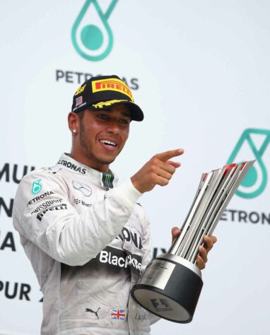 23 - No GP da Malásia de 2014, Hamilton recuperou-se do início desastroso de campeonato e botou pressão em Nico Rosberg