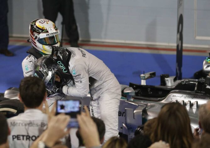 24 - Após uma intensa batalha contra Nico Rosberg, seu companheiro de equipe, Lewis Hamilton venceu o GP do Bahrein de 2014 