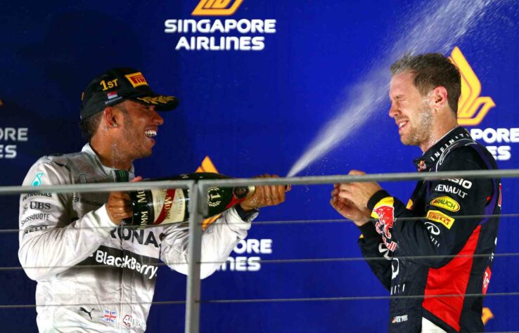 29 - A festa de Lewis Hamilton após a vitória no GP de Singapura de 2014