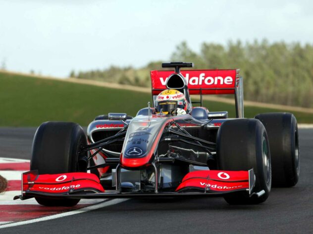 Após impactante mudança de regulamento em 2009, Hamilton teve dificuldades com o McLaren MP4/24, mas ainda salvou duas vitórias no campeonato, que o deixaram em quinto na tabela
