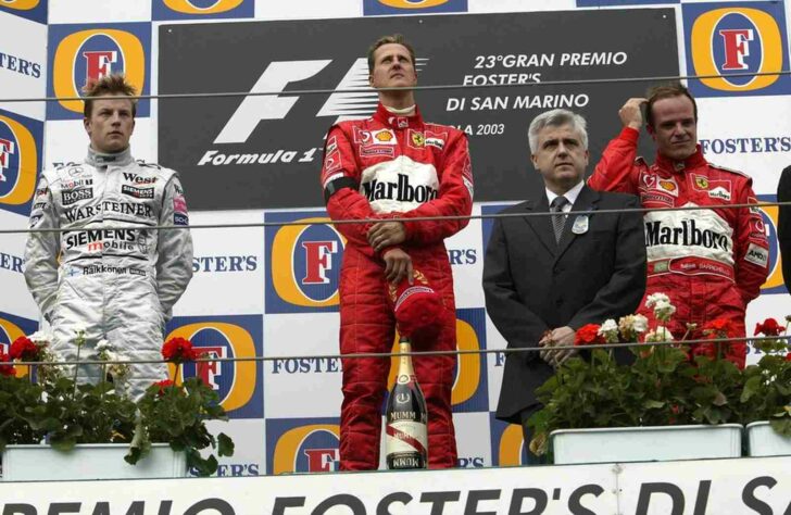 No domingo, Michael Schumacher venceu o GP de San Marino de 2003 horas depois da morte da mãe. Emocionado, e com uma faixa em sinal de luto, o alemão se emocionou no pódio, mas não chegou a chorar