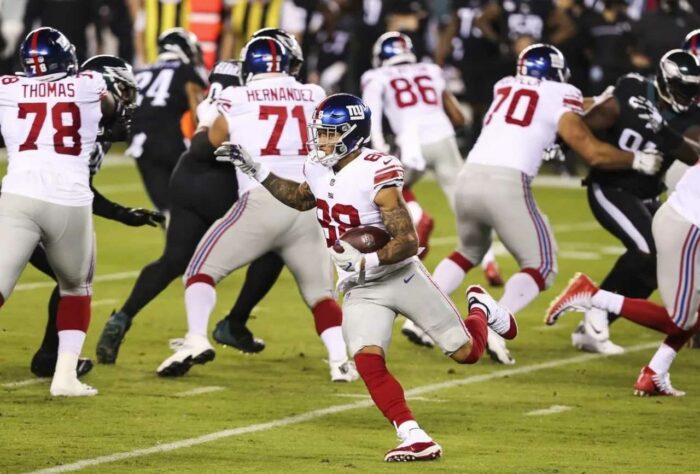 31 - New York Giants: A queda de Daniel Jones sem marcação e a metros do touchdown é o retrato do Giants em 2020.