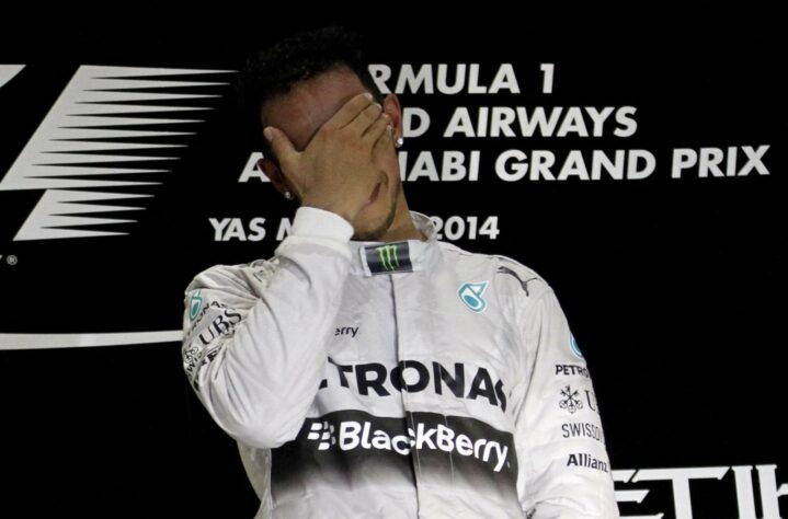 33 - A vitória em Yas Marina, no GP de Abu Dhabi de 2014, marcou o bicampeonato de Lewis Hamilton na Fórmula 1. A conquista foi possível contando com o abandono de Nico Rosberg, seu companheiro e rival