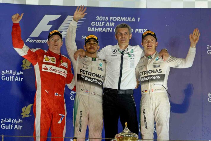 36 - Lewis Hamilton evitou ataques dos rivais para vencer o GP do Bahrein de 2015. A 36ª conquista na carreira