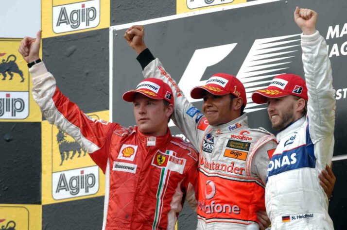 3 - A terceira vitória de Lewis Hamilton na Fórmula 1 foi no GP da Hungria de 2007. A prova foi marcada pelo incidente com Fernando Alonso na classificação, quando o espanhol o segurou nos boxes e acabou punido