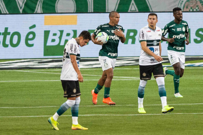 Em noite para esquecer, o Palmeiras jogou mal e perdeu para o Coritiba por 3 a 1, no Allianz Parque. Poucos foram os jogadores que se salvaram no duelo pelo lado do Palmeiras. O atacante Gabriel Veron balançou a rede e foi o melhor do time na partida. Veja as notas do jogo. (Por Nosso Palestra)