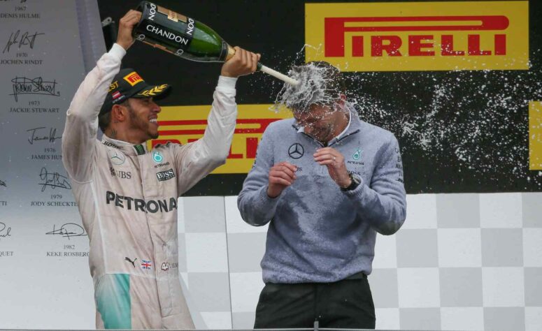 46 - Lewis Hamilton venceu o GP da Áustria de 2016 após uma manobra ousada contra Nico Rosberg na última volta. E fez muita festa 