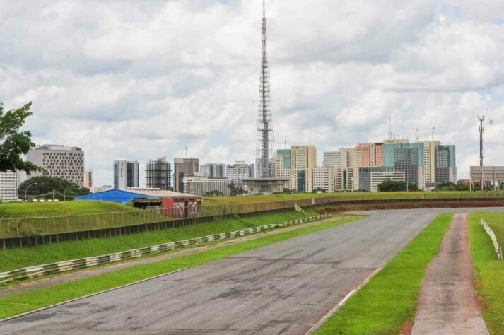 O plano é reabrir o Autódromo Internacional de Brasília em 2021. As obras, porém, nem começaram e os boxes foram demolidos