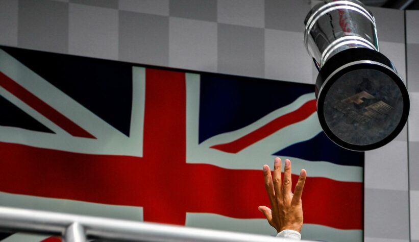 49 - Troféu para o alto e festa para Lewis Hamilton no GP da Alemanha de 2016
