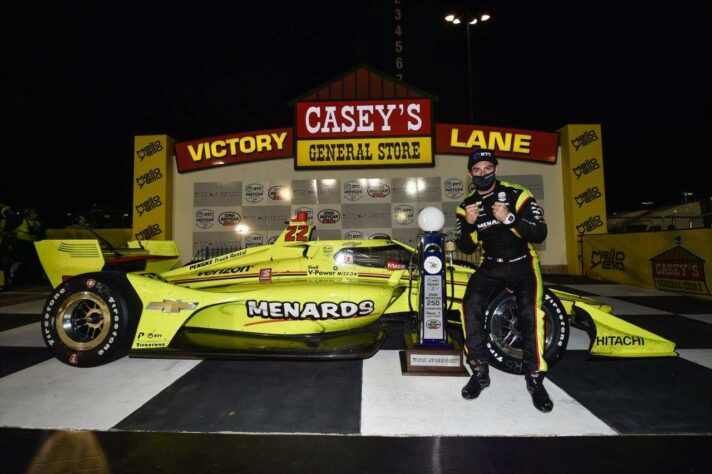 De último, Simon Pagenaud venceu a corrida 1 em Iowa. Dixon foi segundo, com Newgarden em quinto