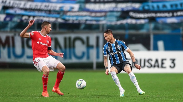 ESQUENTOU - O lateral-esquerdo Diogo Barbosa deve estar de saída do Grêmio. O jogador não foi relacionado para o Gre-Nal deste domingo (21) e já vinha perdendo espaço na equipe após a contratação de Reinaldo, atual titular na posição. Diogo Barbosa chegou ao Grêmio em 2020 e realizou 109 jogos ao longo de sua passagem pelo clube. 