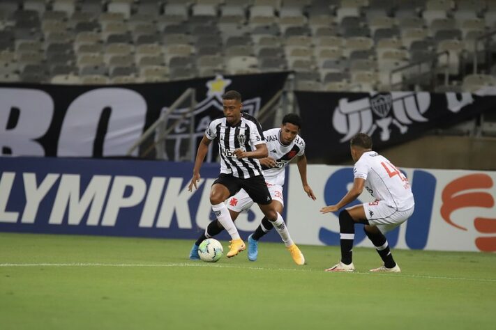 ATLÉTICO-MG: Sobe - O atacante Keno infernizou a defesa do Vasco. Deu assistência para o meia venezuelano Savarino, em grande jogada, e marcou o quarto gol do Galo em cobrança de pênalti. O meia Nathan foi outro que se destacou. Deu assistência para o lateral-esquerdo Arana e sofreu o pênalti do terceiro gol, marcado pelo lateral-direito Guga.Desce - O zagueiro Réver cabeceou a bola de forma errada e acabou dando assistência para Benítez.