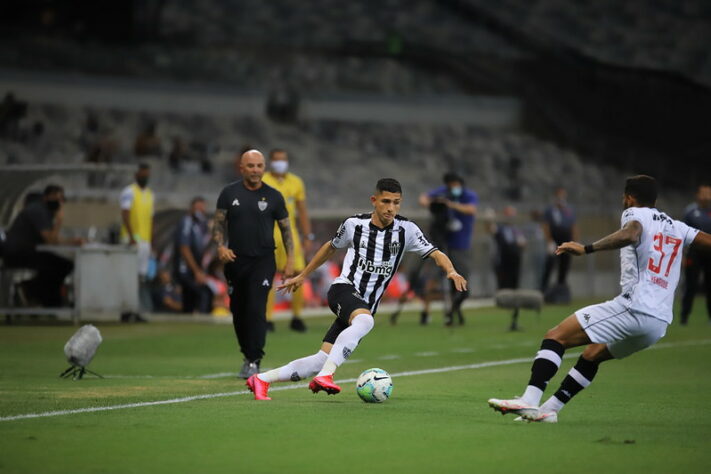 O Vasco visitou o Atlético-MG na noite deste domingo, no Mineirão, pela 13ª rodada do Campeonato Brasileiro, e, após abrir o placar com golaço do meia argentino Benítez, foi atropelado. Confira as atuações da goleada do Galo, por 4 a 1, placar definido ainda no primeiro tempo. (por Luiz Portilho). 