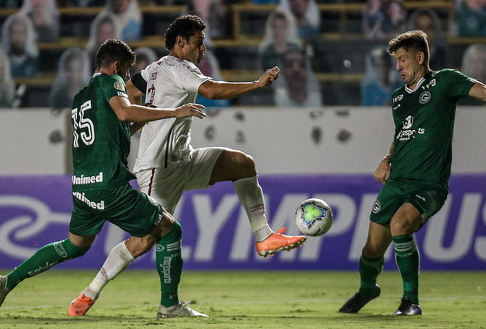 O Esmeraldino teve um início promissor, mas novamente viu a vitória escapar devido às suas limitações. SOBE - RAFAEL MOURA se sobressaiu na equipe, ao marcar dois gols e levar perigo frequente em finalizações (uma delas, à queima-roupa). VINÍCIUS, com jogadas pelos lados, trouxe calafrios para os tricolores. DESCE - A DEFESA foi o ponto fraco do Goiás na Serrinha. Mesmo com Heron atuando pela primeira vez em sua posição de origem, a equipe de Enderson Moreira se mostrou vulnerável e cometeu erros primários que custaram os três pontos.