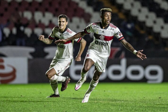 Não foi fácil, mas o Flamengo confirmou o favoritismo e saiu vitorioso de São Januário, neste sábado. Léo Pereira e Bruno Henrique marcaram os gols na virada do Rubro-Negro, que mantém a invencibilidade no clássico e cola no líder Atlético Mineiro. Confira as notas do Lance! (Por Lucas Pessôa - lucaspessoa@lancenet.com.br)