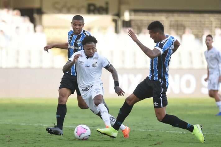 Repleto de confiança pelo momento técnico e em resultados, o Imortal chegou com tom de favoritismo para o confronto brasileiro nas quartas de final da Copa Libertadores diante do Santos. Porém, chegando a ser amplamente dominado principalmente no segundo confronto, o empate em 1 a 1 na Arena e a goleada sofrida por 4 a 1 na Vila Belmiro destruíram (com requintes de crueldade) o sonho do tetra em 2020.